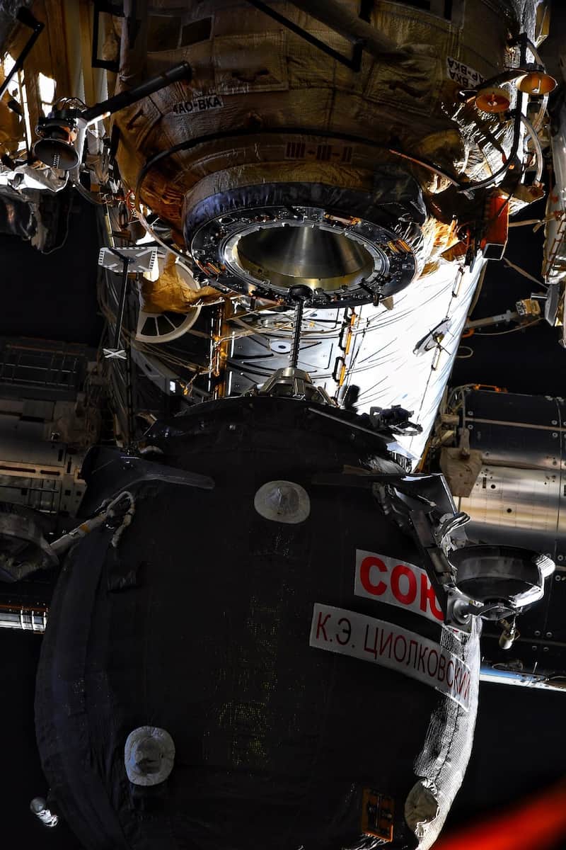 La Soyuz MS-22 a punto de atracar en la EEI. Se ve su sonda de atraque a punto de entrar en el receptáculo del módulo Rassvet