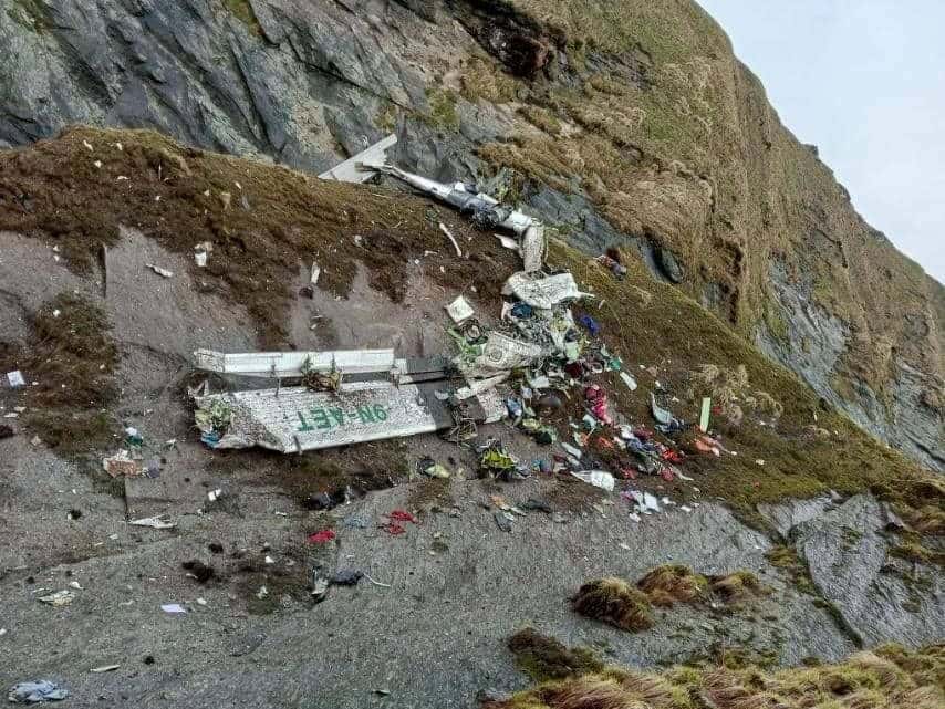 Los restos del avión accidentado - Ejército de Nepal