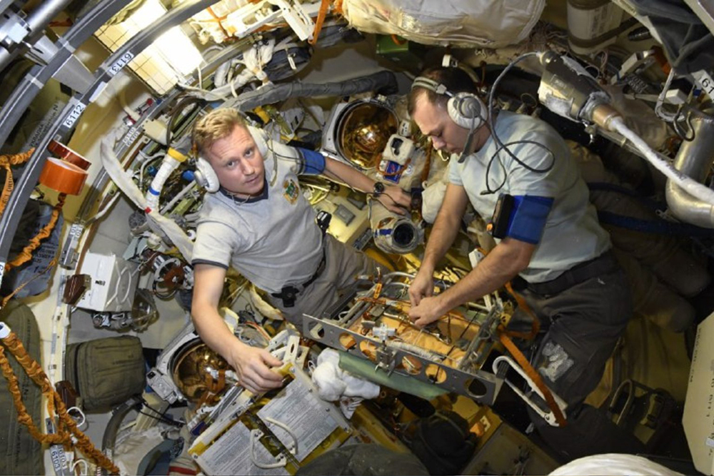 Un fallo en un traje espacial retrasa la instalación definitiva del radiador del módulo Nauka de la Estación Espacial Internacional
