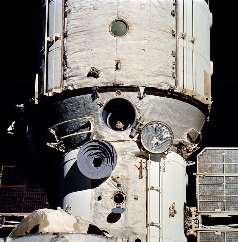 La cabeza de Poliakov vista a través de una de las ventanas del módulo central de la estación espacial Mir desde el transbordador espacial Discovery