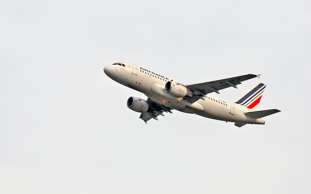 Un A319 de Air France despegando; en la foto vuela de derecha a izquierda