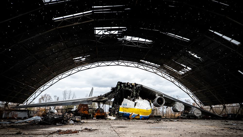 Restos del An-225 en su hangar en el aeropuerto vistos de frente