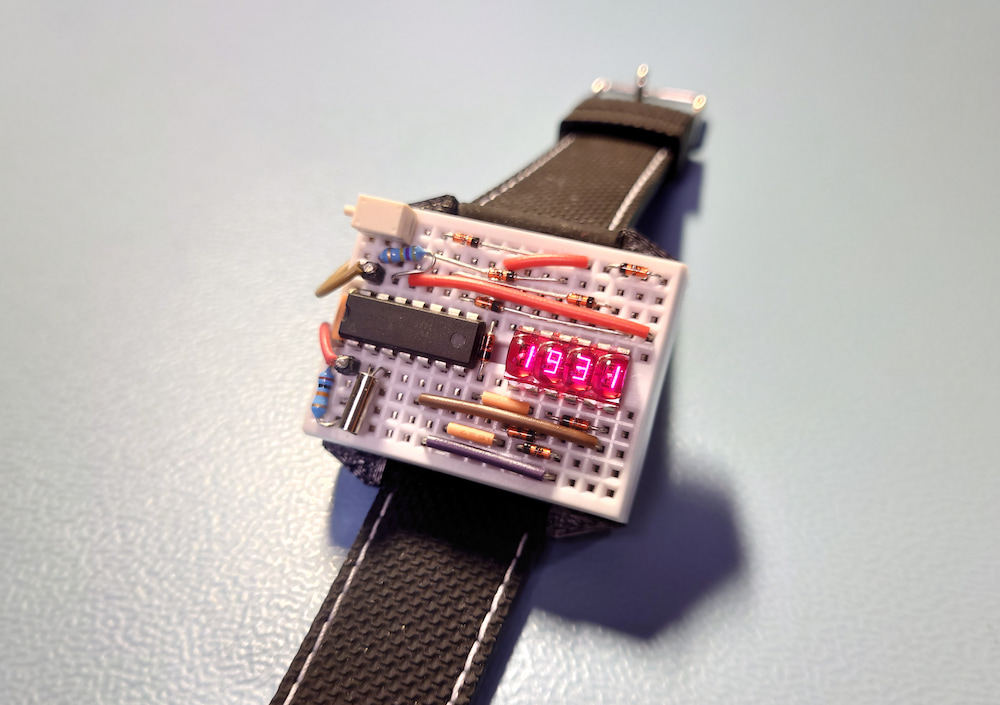 El  reloj de pulsera brutalista fabricado con un poco de electrónica en una placa de prototipos