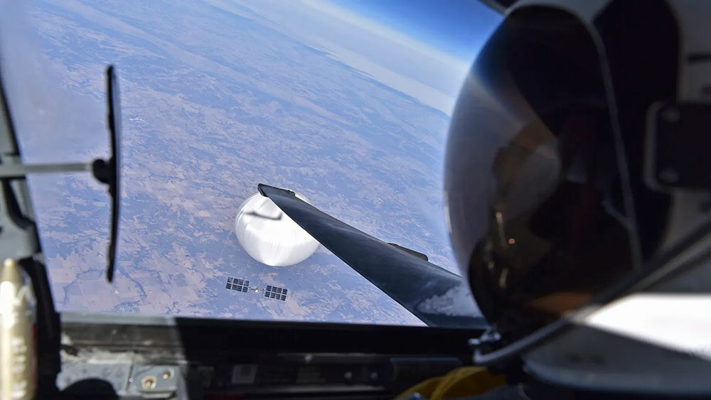 El globo en el aire a la derecha del U2; en primer plano se ve el casco del piloto del avión