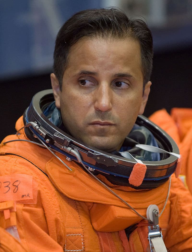 Retrato de Acaba ataviado con el traje naranja que llevaban en los transbordadores espaciales