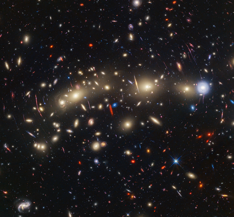 El colorido aspecto del cúmulo de galaxias MACS0416, observado por los telescopios Hubble y Webb 