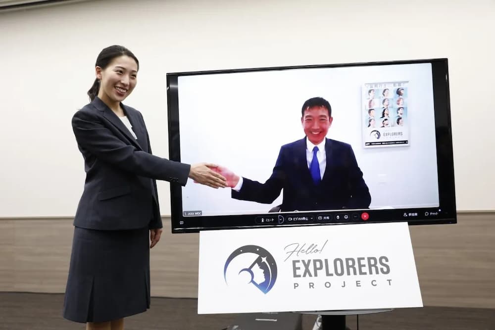 Los dos nuevos candidatos se saludan «virtuamente» porque Suwa no vive en Japón, así que participó en forma remota en la presentación