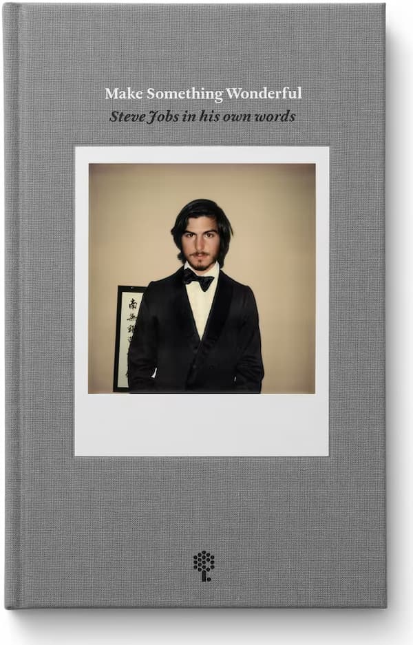 Portada del libro con una polaroid de Steve Jobs de traje y pajarita
