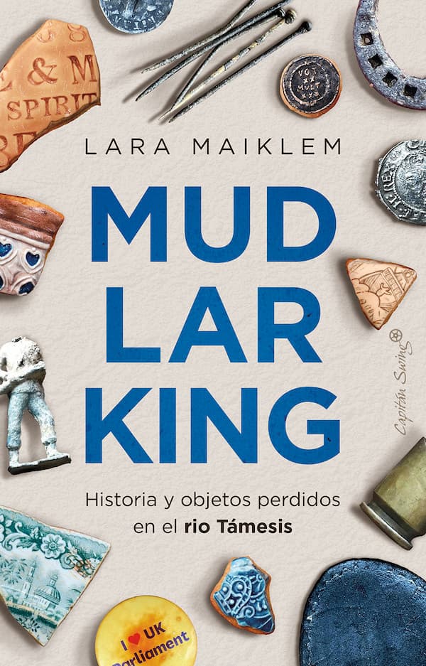 Portada de la edición en español del libro con el título en el centro y varios objetos encontrados en el río colocados alrededor del borde