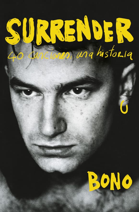 Portada de Surrender con un retrato en blanco y negro de un Bono veinteañero con el título y subtítulo del libro en amarillo; además Bono lleva un aro pintado en amarillo en la oreja izquierda