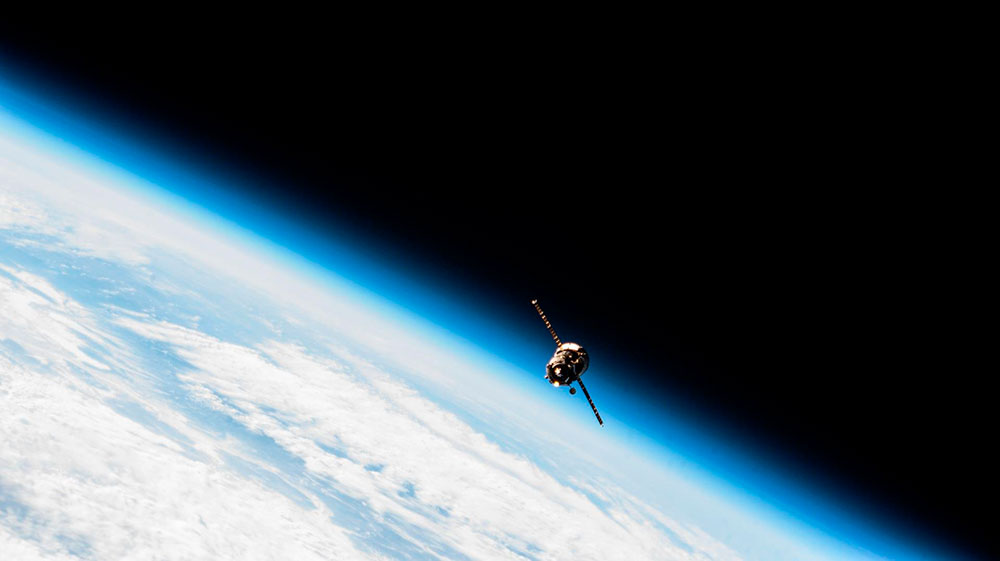 La Progress con la Tierra y el negro del espacio al fondo vista mientras se aleja de la Estación