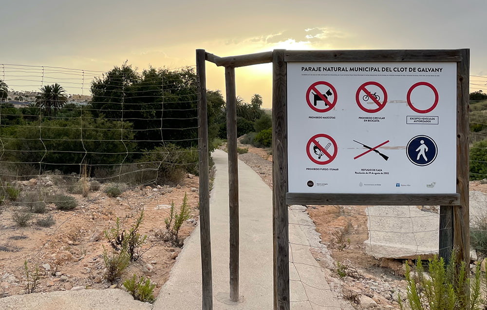«Prohibido vehículos en el parque» / Clot de Galvany, Alicante (CC)-by Alvy
