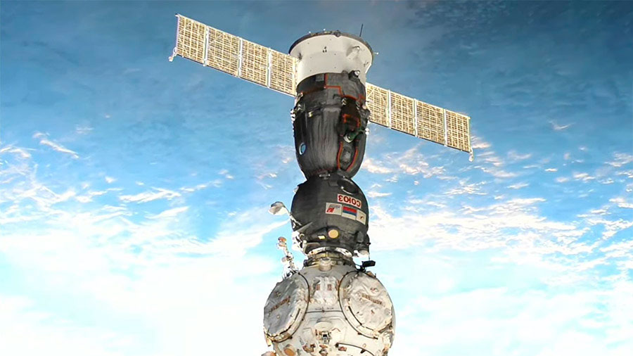 La Soyuz MS-23 pasa del puerto de atraque del modulo Poisk de la Estación Espacial Internacional al del módulo Prichal