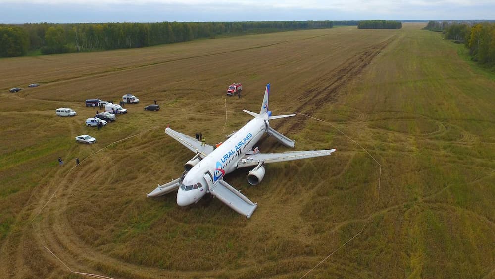 Ural Airlines finalmente desiste de sacar volando el A320 que hizo un aterrizaje forzoso en un campo y lo desmontará para piezas