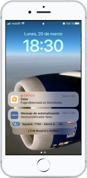 Un iPhone 8 con las alertas de HomeKit y de la app de Aqara en la pantalla de bloqueo