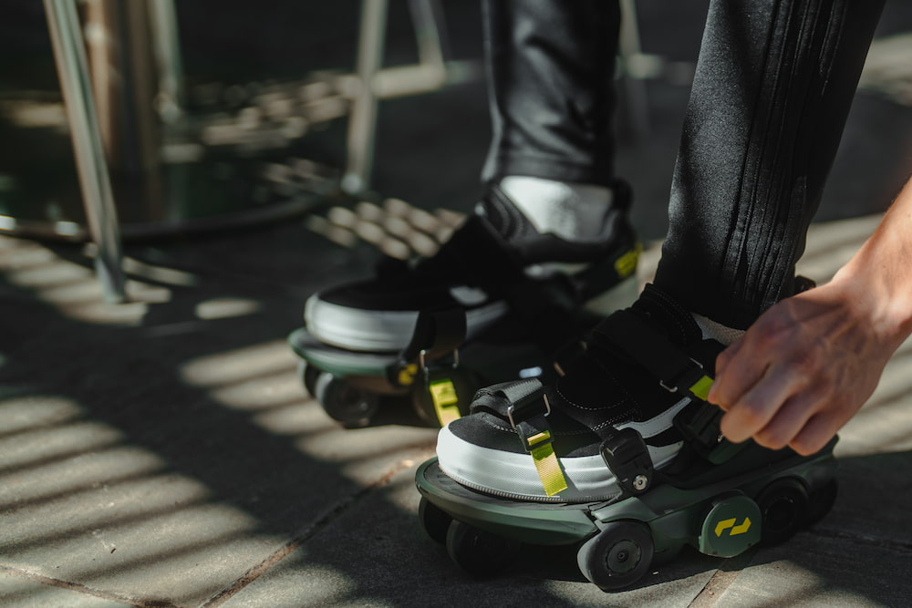 Los Moonwalkers son unos zapatos con ruedas, «patines inteligentes» recargables para caminar más lejos y más fácil