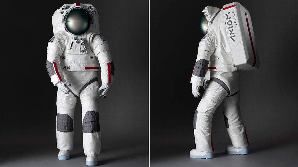 Traje espacial de astronauta con detalles en rojo y gris, con el logotipo de Axion Space en la parte posterior. Se ve de frente y de perfil en dos imágenes puestas lado a lado