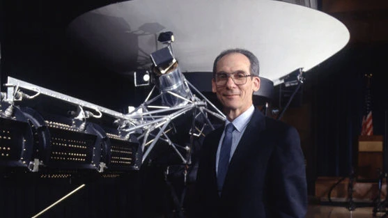 Ed Stone con un modelo de las Voyager en 1992