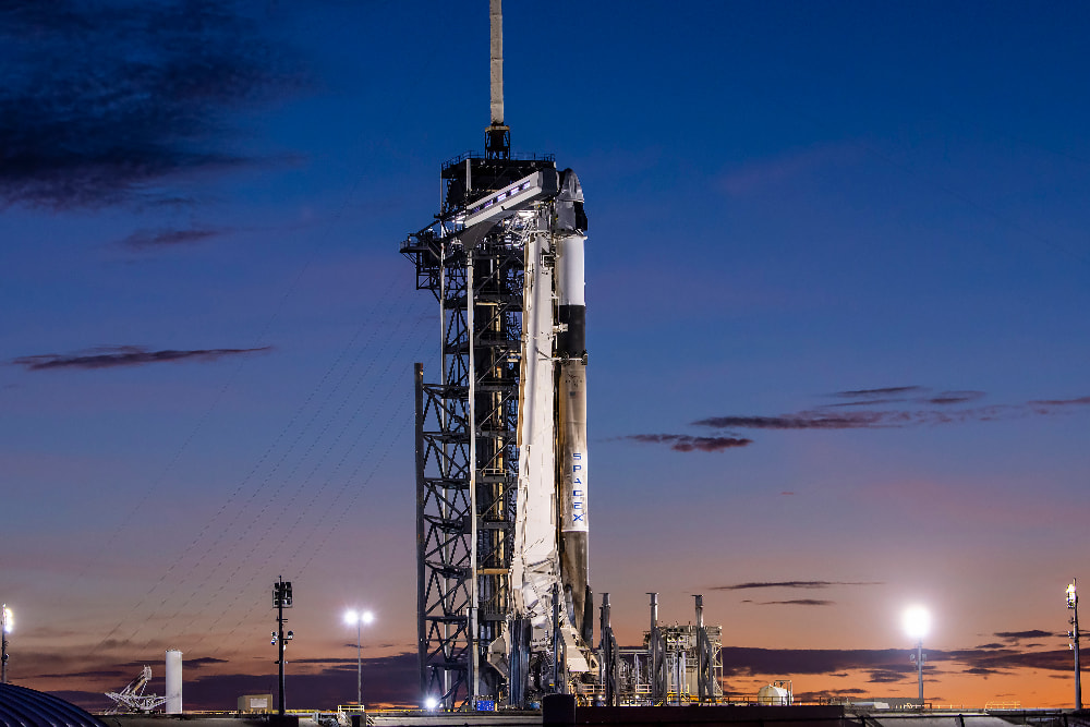 El Falcon 9 de Polaris Dawn en la plataforma de lanzamiento al amanecer