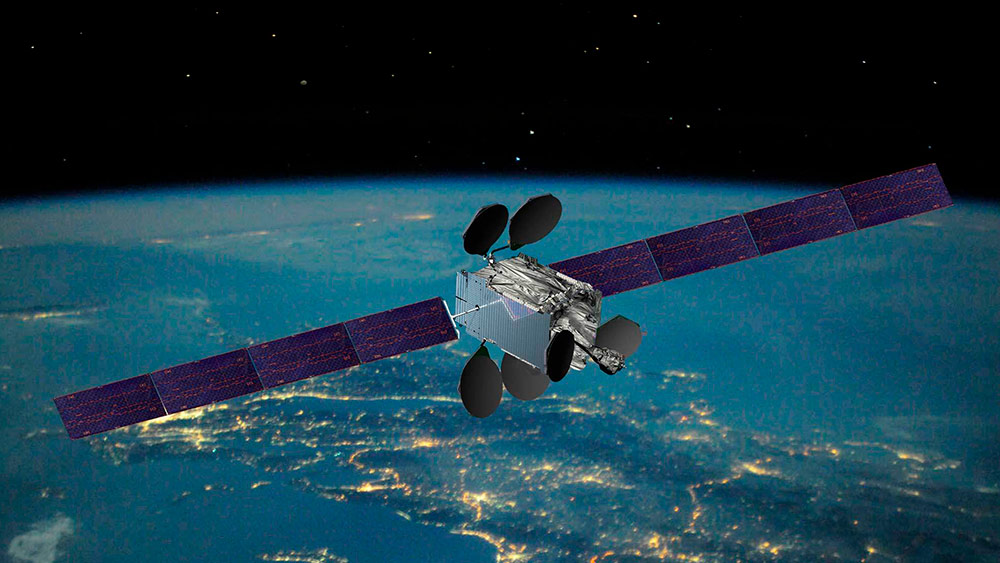 La satlélite sobre la Tierra, que ocupa la parte inferior de la imagen, con el espacio al fondo