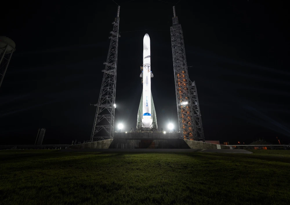 Blue Origin pone el primer cohete New Glenn en la plataforma de lanzamiento