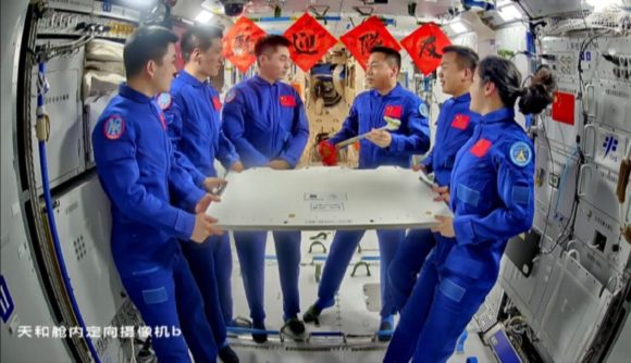 Las tripulaciones de la Shenzhou 18 y 19 alrededor de una «mesa» durante la ceremonia de entrega de llaves