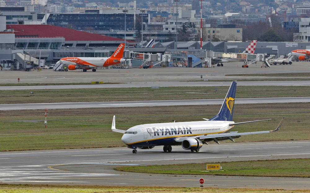 Vista del aeropuerto de Toulouse con aviones de Ryanair, EasyJet y Volotea