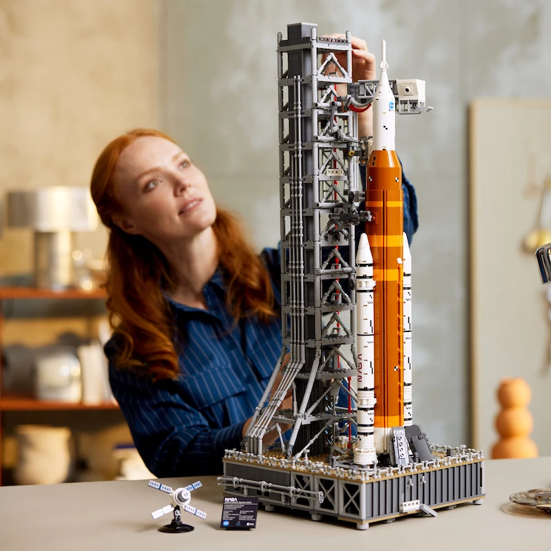 Un cohete SLS de la NASA completo con su torre de lanzamiento y una cápsula Orión en 3.601 piezas de Lego