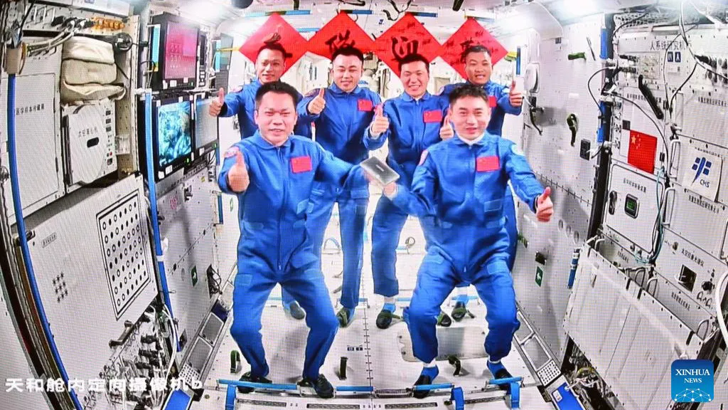 China envía una nueva tripulación a su estación espacial a bordo de la cápsula Shenzhou 18