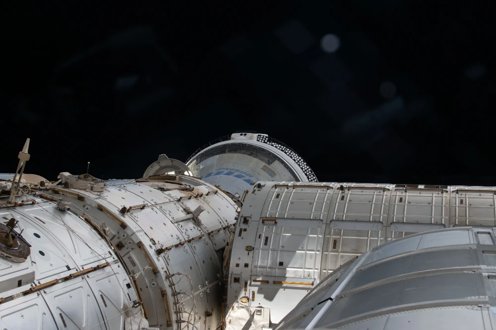 La Starliner vista desde la Cúpula, medio oculta por otros módulos de la Estación