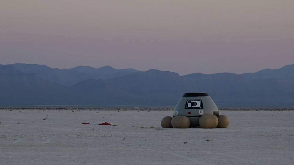 Una Starliner simulada sobre el desierto