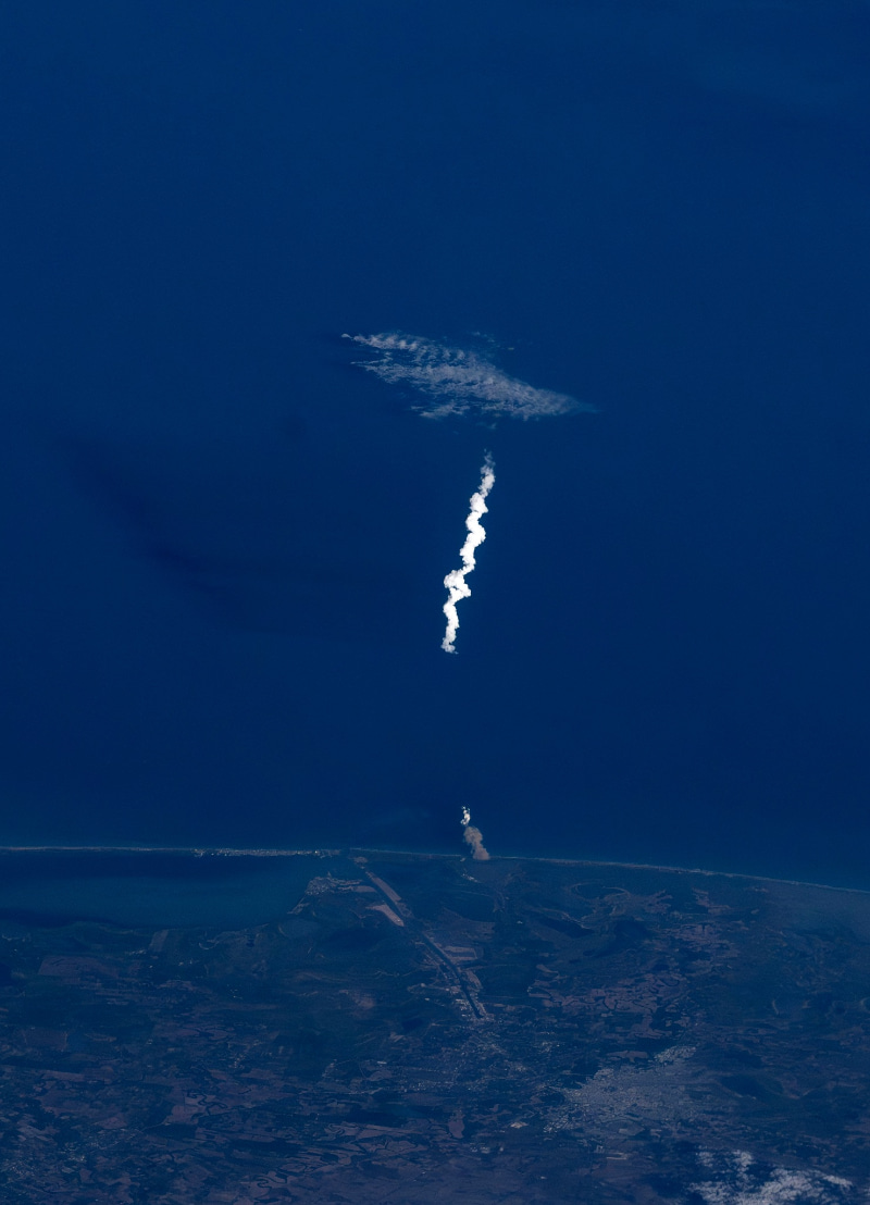 La costa de Tejas vista desde el espacio con la nube de humo dejada por el lanzamiento a la vista