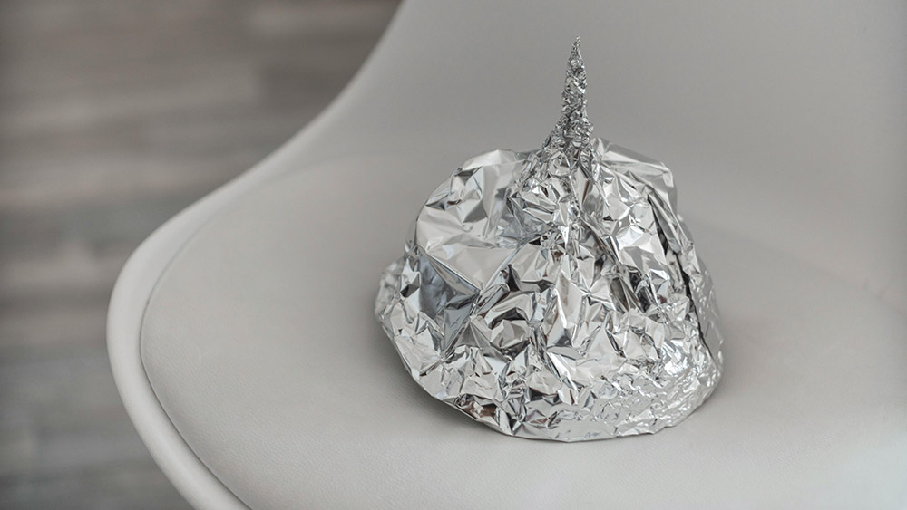 Un gorro de aluminio sobre una silla
