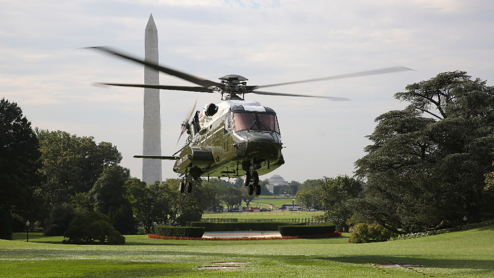 Un Patriot aterrizando en la Casa Blanca con el obelisco al fondo