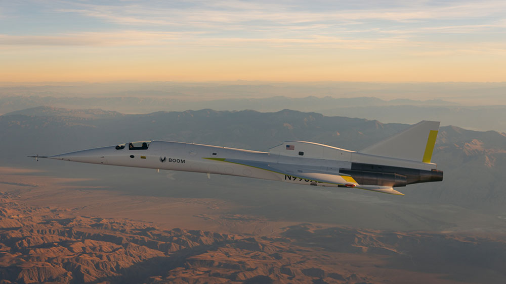 El XB-1 sobre las montañas iluminado por el Sol del amanecer