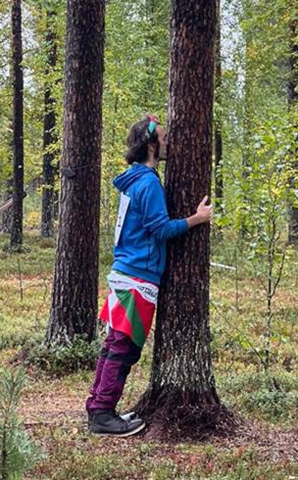 Abrazaárboles en acción para el Campeonato online de Abrazar Árboles del norte de Finlandia