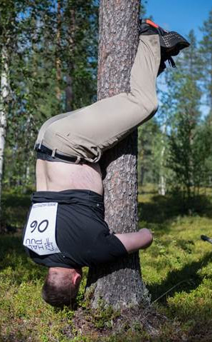 Abrazaárboles en acción para el Campeonato online de Abrazar Árboles del norte de Finlandia