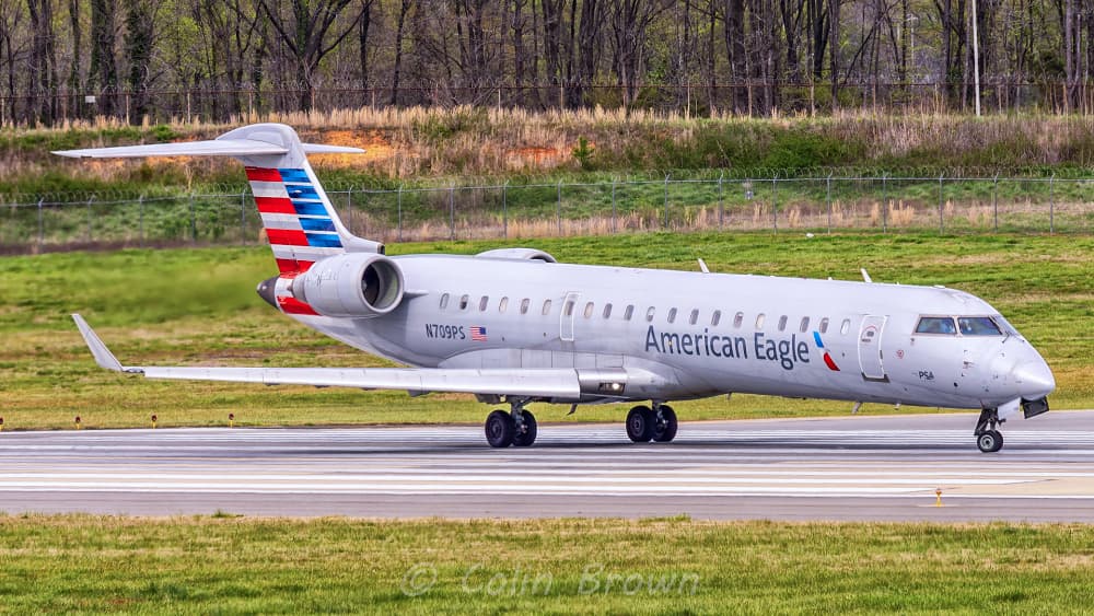 El avión por una de las pistas de rodadura del aeropuerto