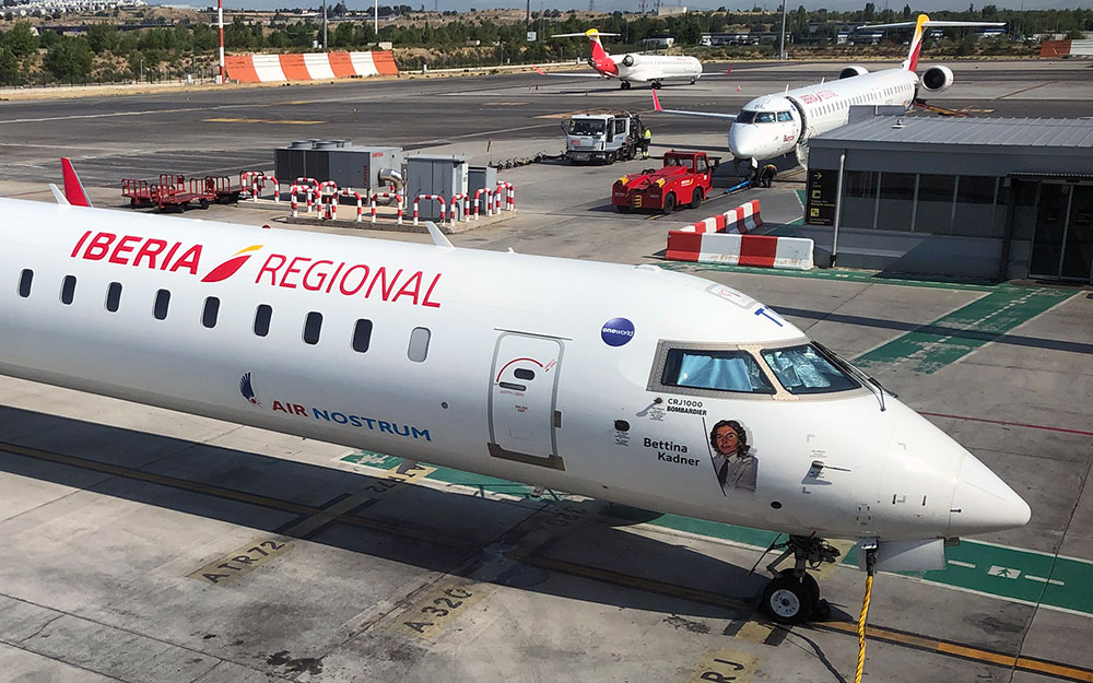 Trs CRJ por el precio de uno El morro del Bettina Kadner de Air Nostrum visto desde arriba desde una de las pasarelas del aeropuerto de Madrid
