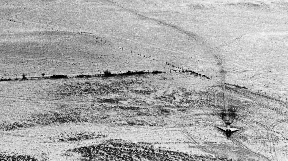 Vista aérea del campo y el avión en la que se ve la trayectoria que siguió al aterrizar