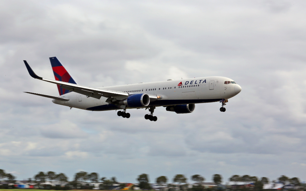 Una Boeing 767 de Delta a punto de aterrizar en Ámsterdam bajo un cielo nublado