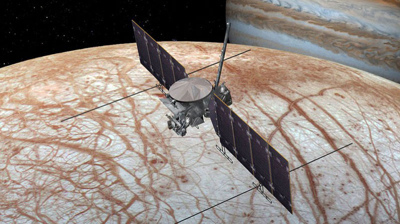 Europa Clipper con el satélite que le da nombre y Júpiter al fondo