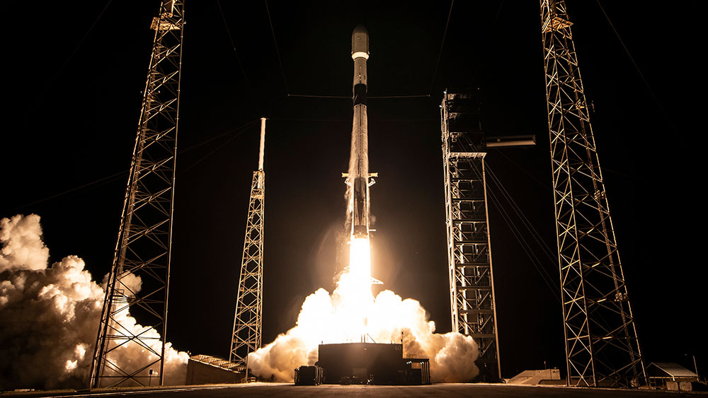 El cohete apenas elevado unos metros sobre la plataforma de lanzamiento