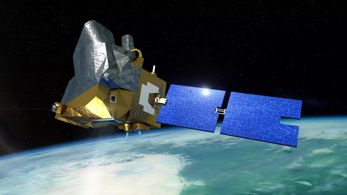 El satélite en el espacio con la Tierra en segundo plano por debajo de él