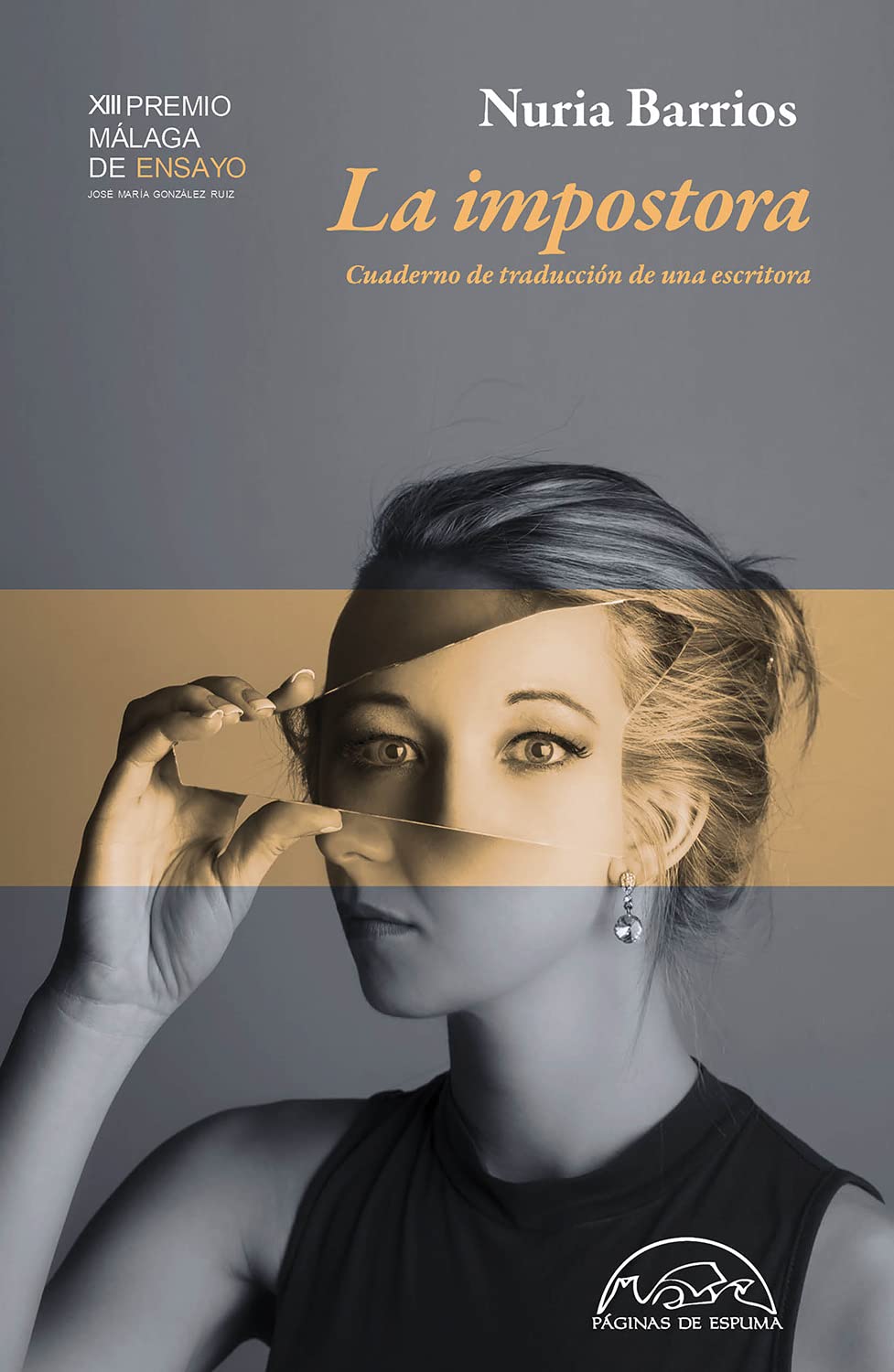 Portada del libro con la imagen de una mujer que sostiene una lámina transparente frente a su rostro que simboliza la dualidad entre sus personalidades de escritora y de traductora a la que hace referencia el título