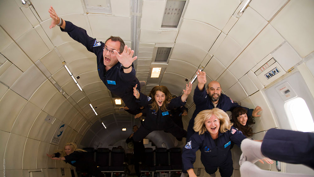 Foto del interior de la cabina de pasaje del 727 de ZeroG en la que se nos ve a unas cuantas personas «volando» aprovechando que estamos en caída libre