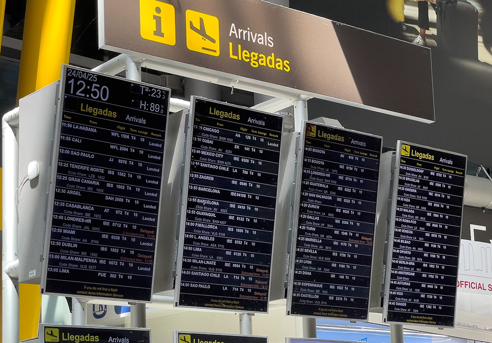 Paneles informativos del aeropuerto Adolfo Suárez Madrid-Barajas y Duque de Pollo (CC)-by Alvy