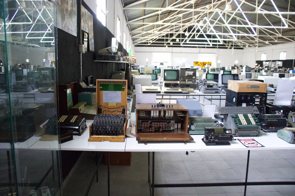 Máquina enigma y calculadora de relés / Museo de Historia de la Computación (CC)-by Alvy