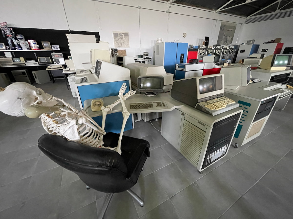 El esqueleto apodado cariñosamente «Alan» frente a un IBM 3278 de un mainframe IBM System/370 / Museo de Historia de la Computación (CC)-by Alvy