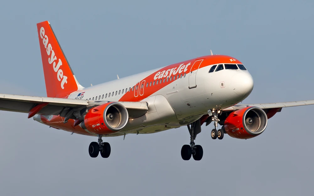 Un 319 de easyJet visto desde abajo a la derecha a punto de aterrizar
